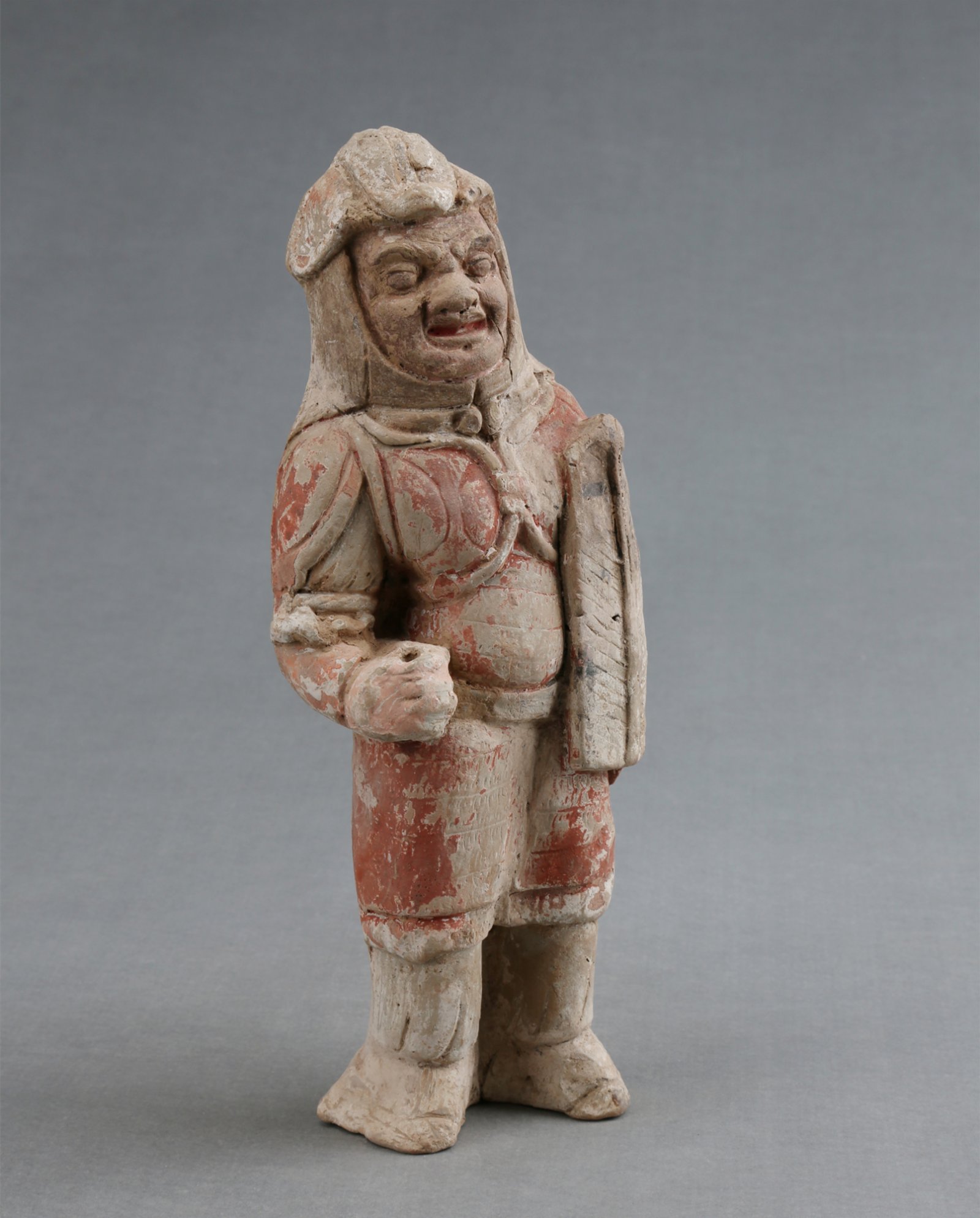 豆盧整夫婦合葬墓出土的持盾武士俑。(受訪者供圖) 豆盧整夫婦合葬墓出土的持盾武士俑。(受訪者供圖)