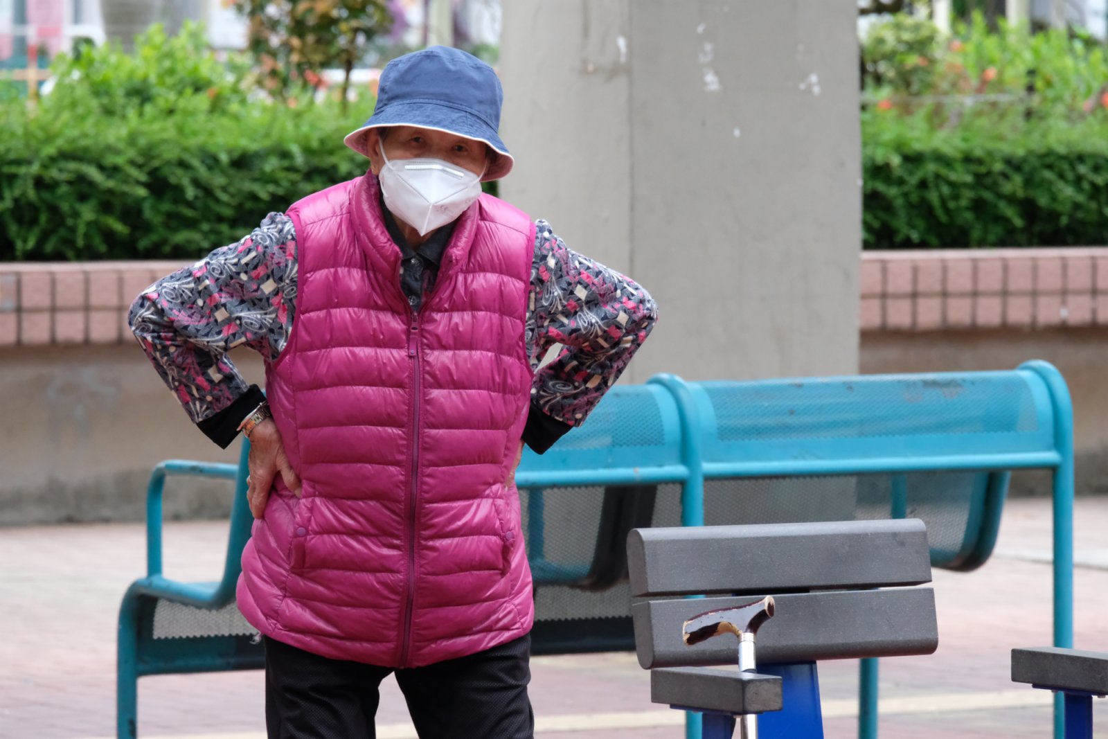 天氣顯著轉冷,出外運動的婆婆已穿上羽絨服。(大公文匯全媒體記者 麥鈞傑 攝) 天氣顯著轉冷,出外運動的婆婆已穿上羽絨服。(大公文匯全媒體記者 麥鈞傑 攝)