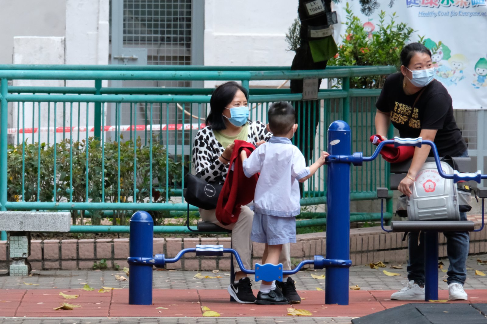 家長為在遊樂園玩耍的小朋友穿上冷衫禦寒。(大公文匯全媒體記者 麥鈞傑 攝) 家長為在遊樂園玩耍的小朋友穿上冷衫禦寒。(大公文匯全媒體記者 麥鈞傑 攝)