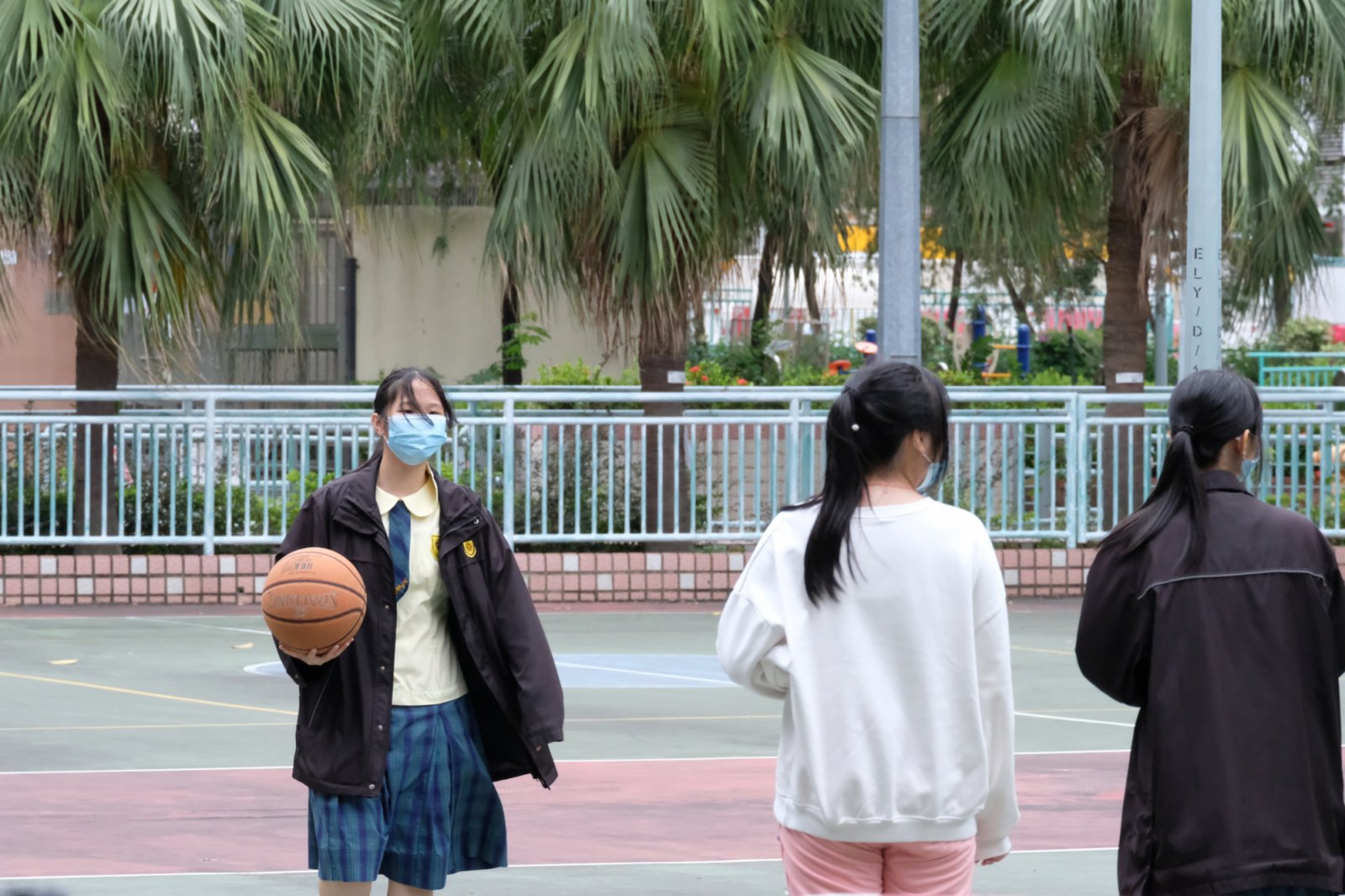 天氣轉冷,學生運動時亦穿上長袖。(大公文匯全媒體記者 麥鈞傑 攝) 天氣轉冷,學生運動時亦穿上長袖。(大公文匯全媒體記者 麥鈞傑 攝)