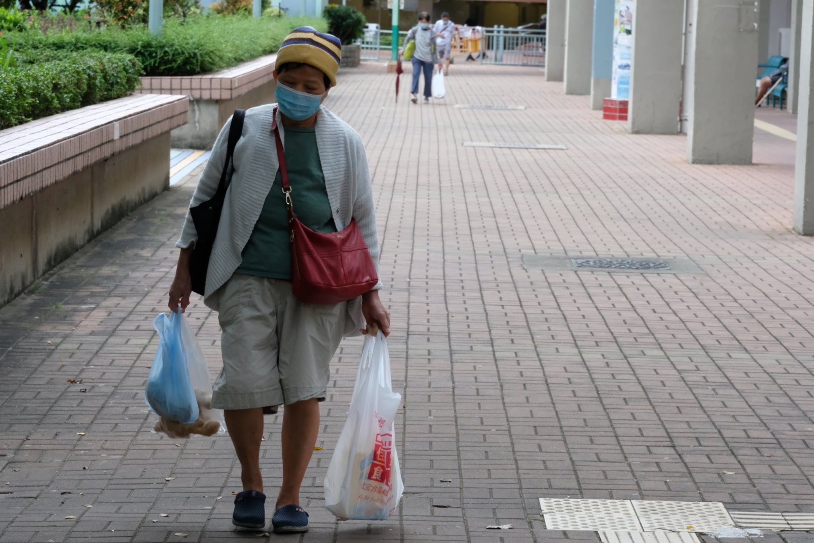 婆婆外出買餸時,亦穿上長袖禦寒。(大公文匯全媒體記者 麥鈞傑 攝) 婆婆外出買餸時,亦穿上長袖禦寒。(大公文匯全媒體記者 麥鈞傑 攝)