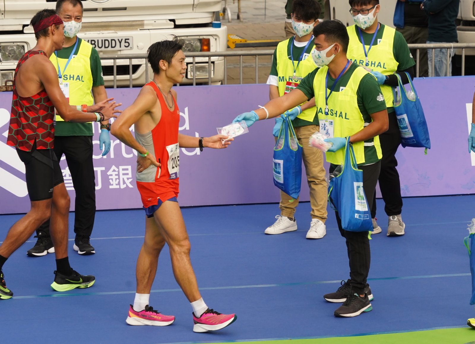 終點有工作人員為選手派發口罩。（大公文匯全媒體記者攝）