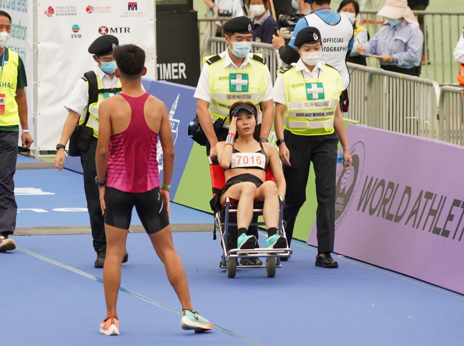 有選手在終點不適。（大公文匯全媒體記者攝）