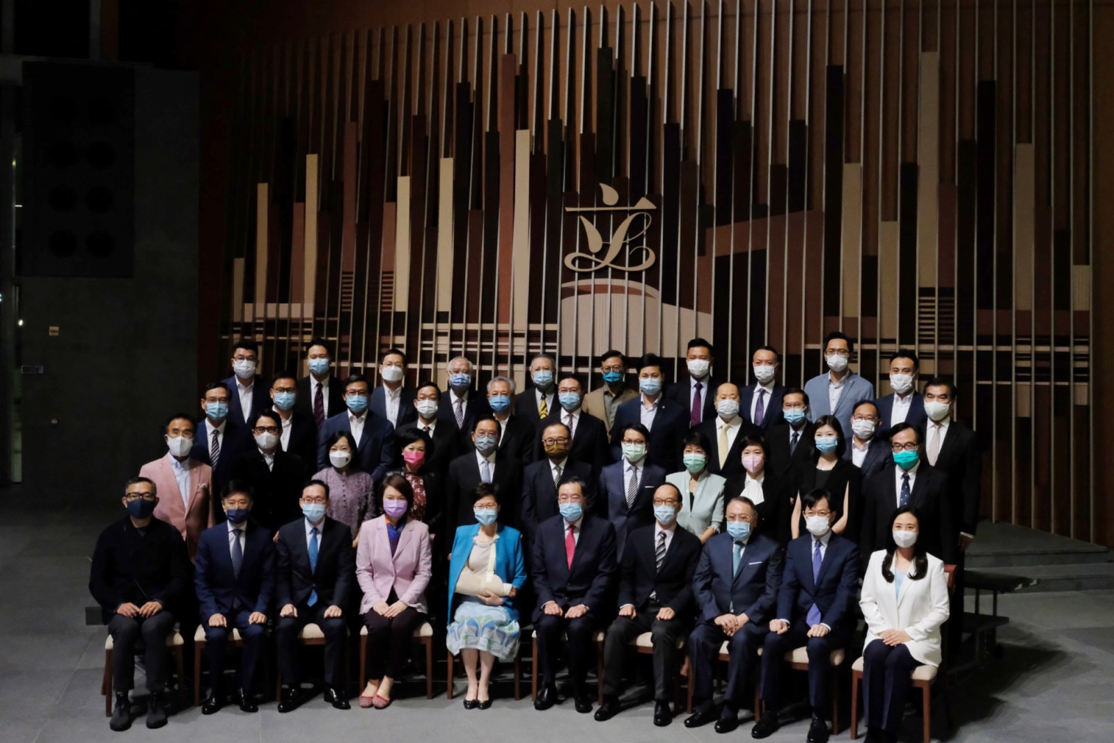 立法會惜別晚宴今日(25日 )下午召開,林鄭與眾官員合影留念。(大公文匯全媒體記者麥鈞傑攝) 立法會惜別晚宴今日(25日 )下午召開,林鄭與眾官員合影留念。(大公文匯全媒體記者麥鈞傑攝)