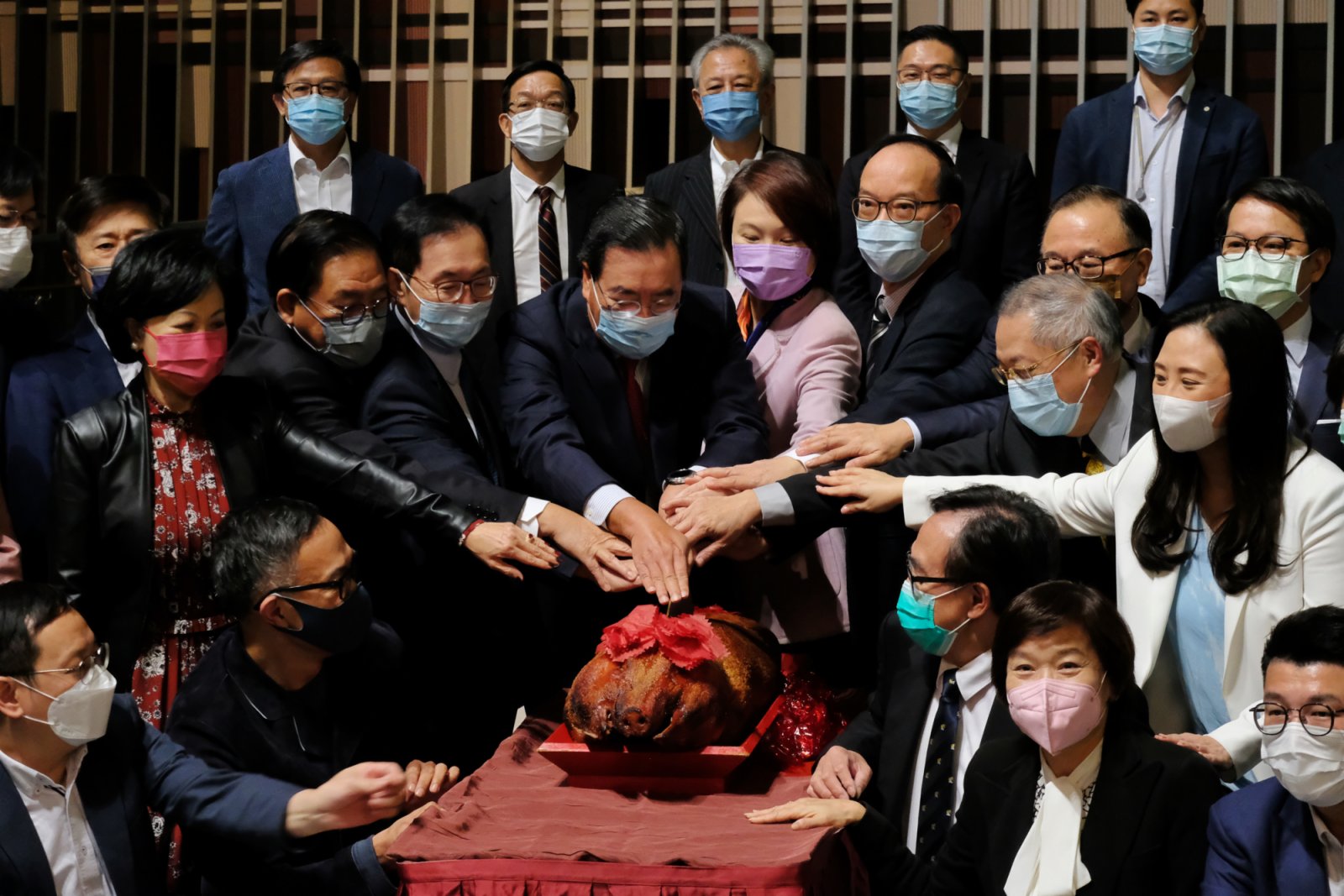 立法會惜別晚宴切豬儀式。(大公文匯全媒體記者麥鈞傑攝) 立法會惜別晚宴切豬儀式。(大公文匯全媒體記者麥鈞傑攝)