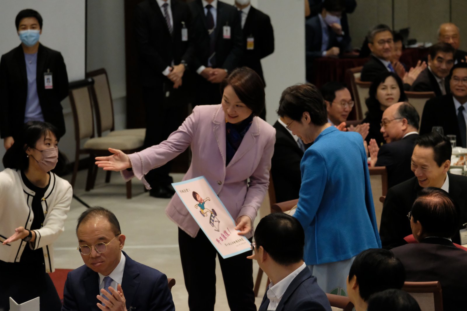 林鄭帶傷出席惜別晚宴。(大公文匯全媒體記者麥鈞傑攝) 林鄭帶傷出席惜別晚宴。(大公文匯全媒體記者麥鈞傑攝)