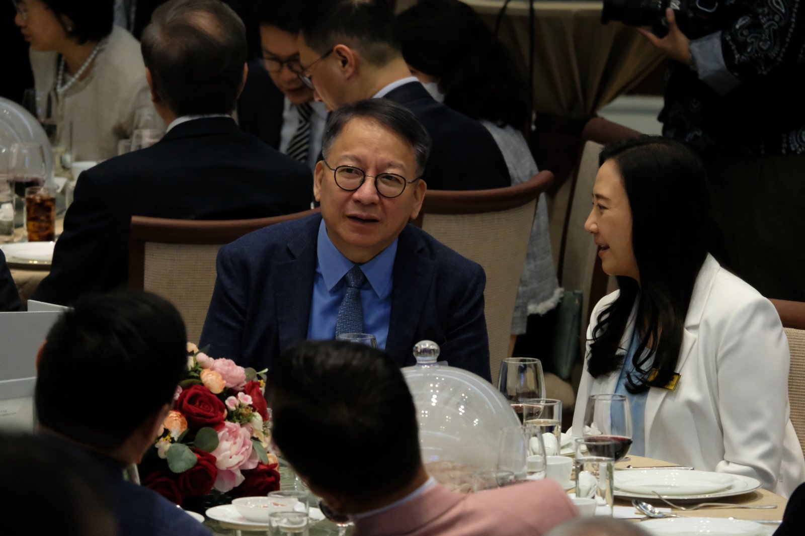 立法會惜別晚宴上,議員們交談。(大公文匯全媒體記者麥鈞傑攝)
立法會惜別晚宴上,議員們交談。(大公文匯全媒體記者麥鈞傑攝)