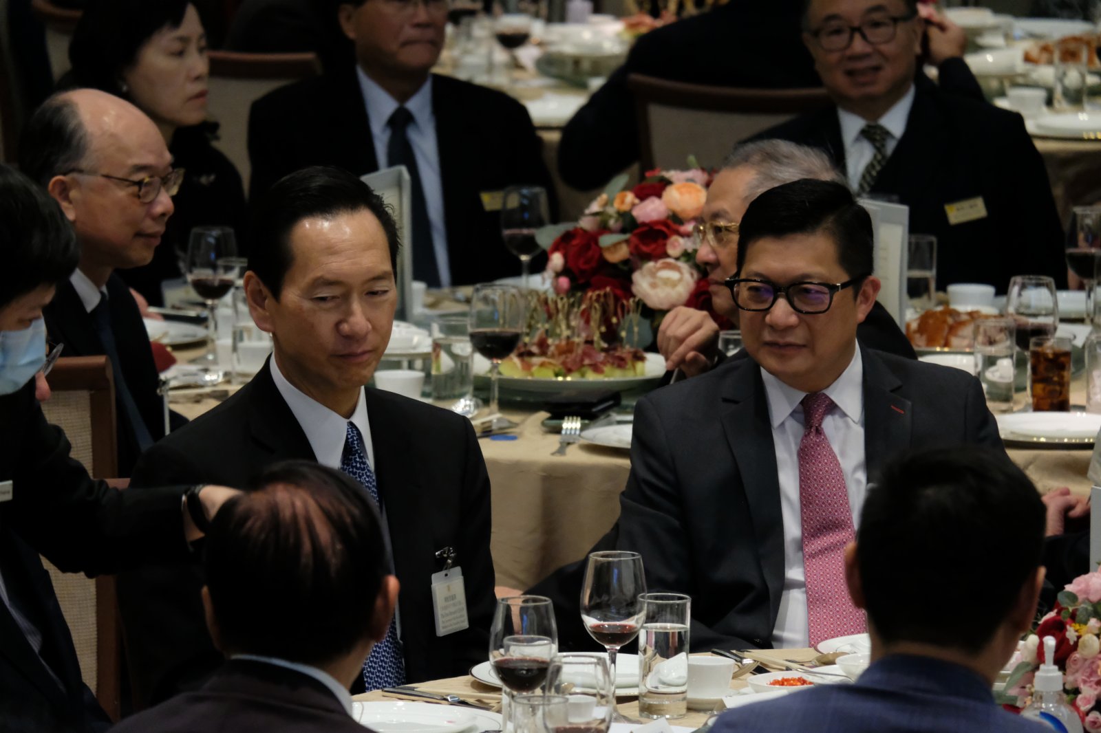 立法會惜別晚宴上,議員們交談。(大公文匯全媒體記者麥鈞傑攝) 立法會惜別晚宴上,議員們交談。(大公文匯全媒體記者麥鈞傑攝)