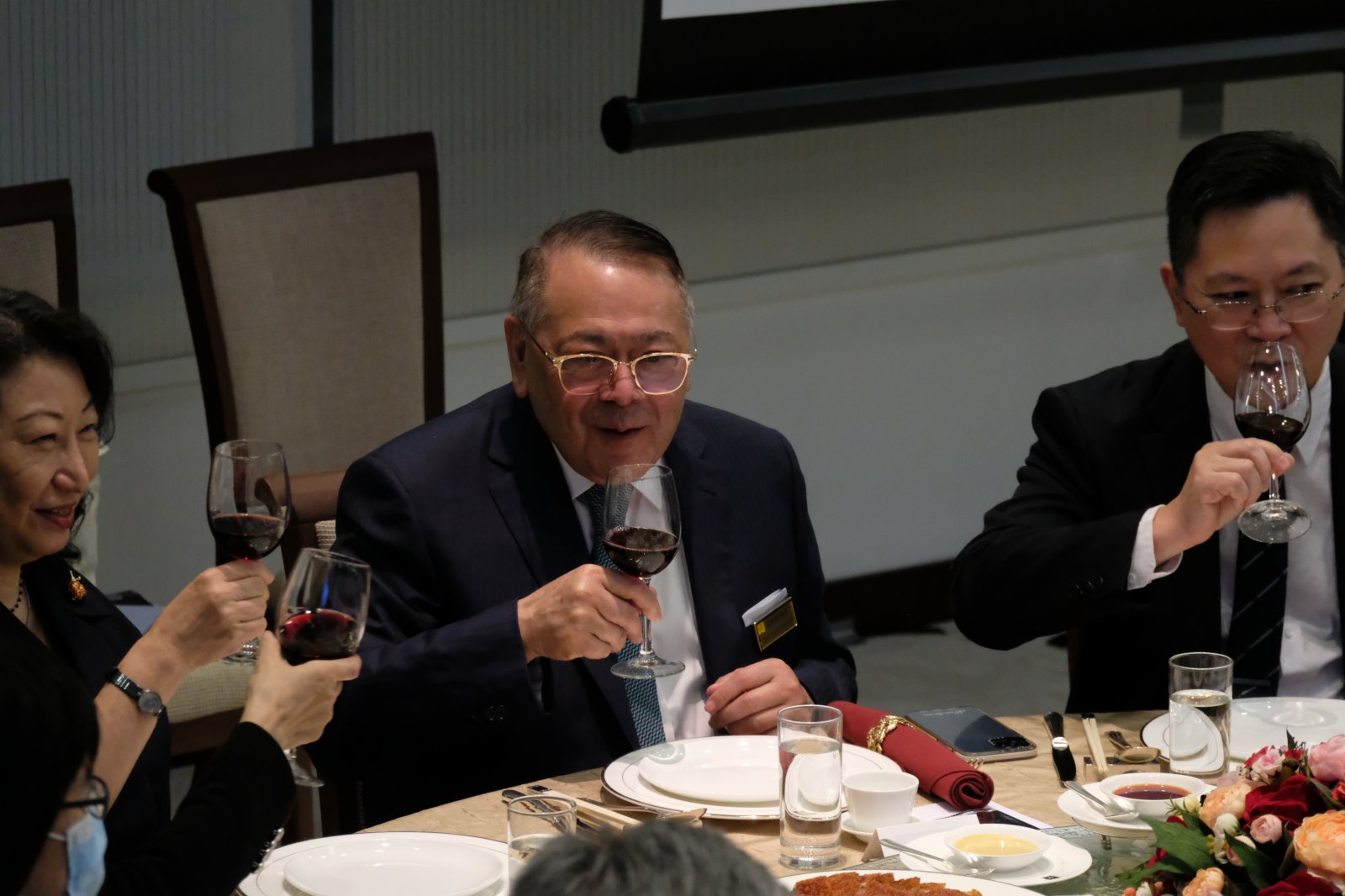 立法會惜別晚宴上,議員們交談。(大公文匯全媒體記者麥鈞傑攝) 立法會惜別晚宴上,議員們交談。(大公文匯全媒體記者麥鈞傑攝)