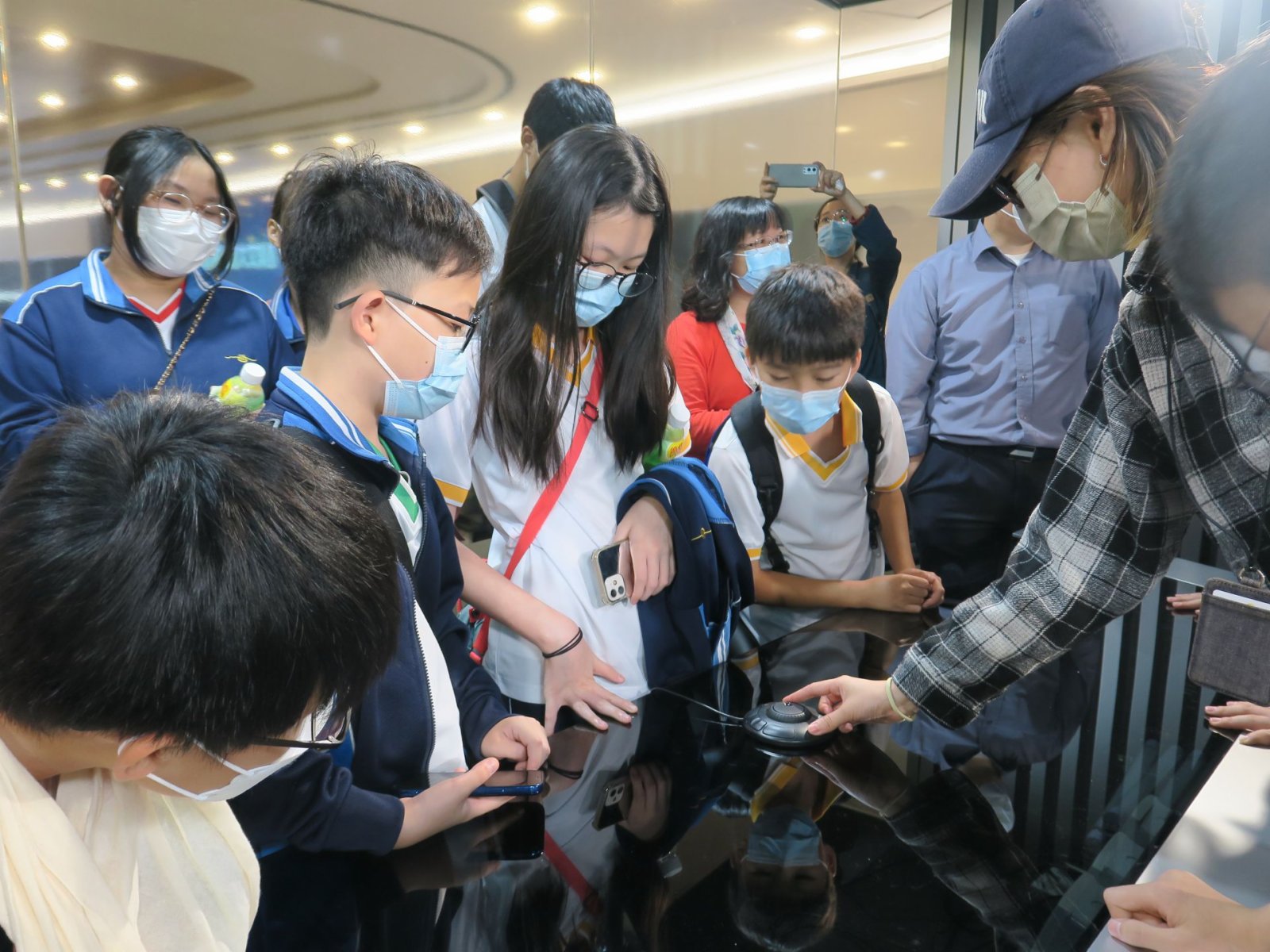 同學們在演播室嘗試扮演主持人及受訪者，親身體驗傳媒工作。（大公文匯全媒體記者 攝）