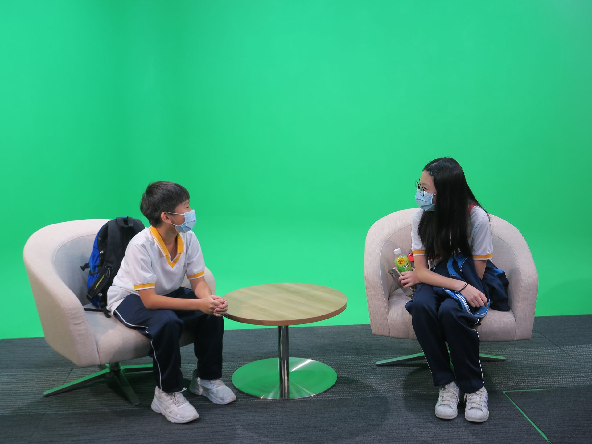 同學們在演播室嘗試扮演主持人及受訪者，親身體驗傳媒工作。（大公文匯全媒體記者 攝）