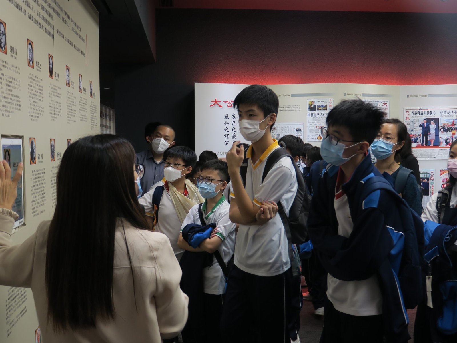 同學聆聽《大公報》和《文匯報》歷史。（大公文匯全媒體記者 攝）