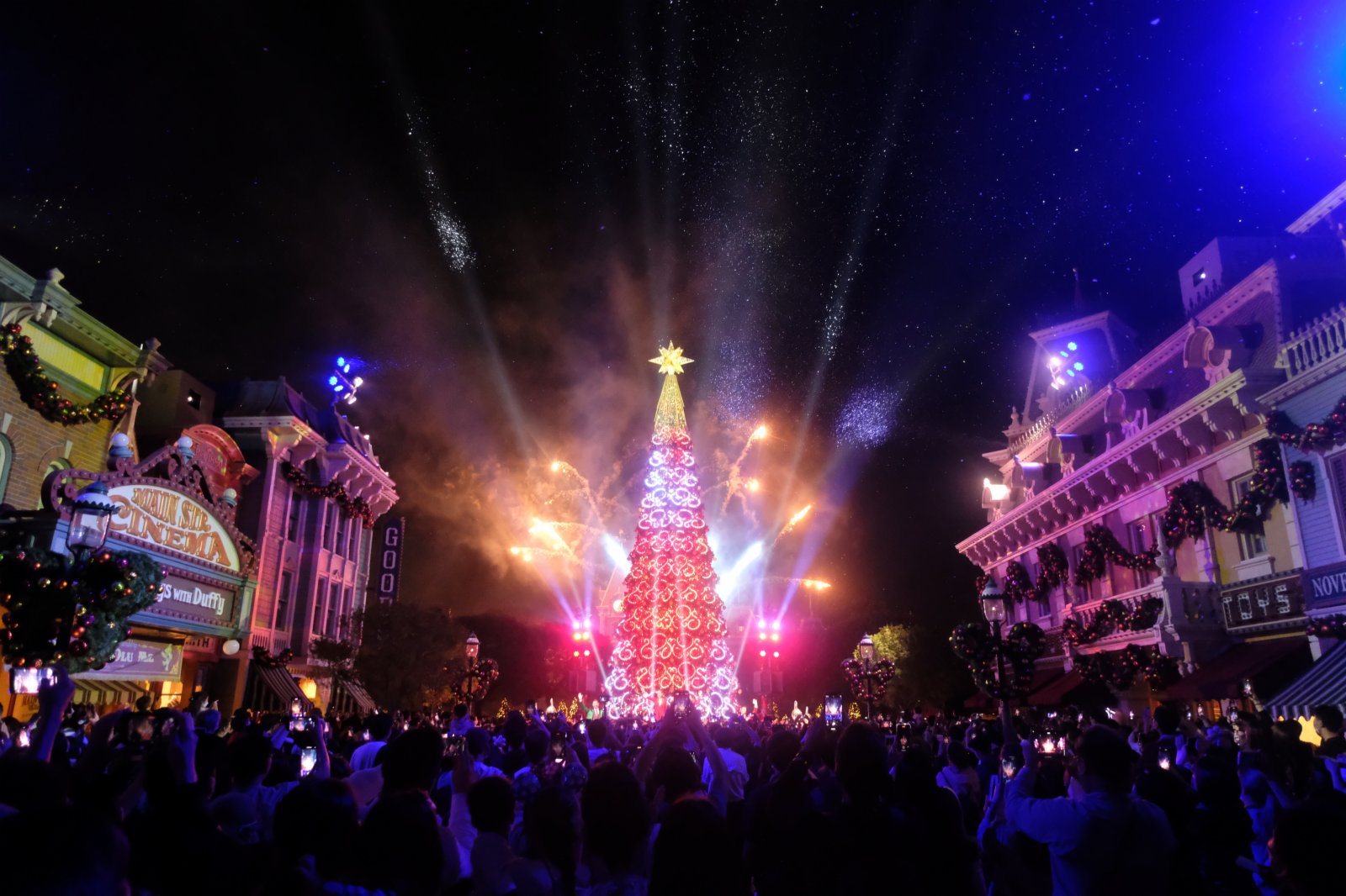 香港迪士尼樂園「A Disney Christmas」聖誕主題活動。(大公文匯全媒體記者 麥鈞傑 攝) 香港迪士尼樂園「A Disney Christmas」聖誕主題活動。(大公文匯全媒體記者 麥鈞傑 攝)