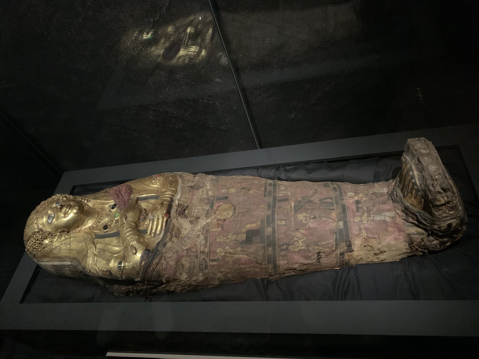 約公元1世紀的女孩木乃伊，為鍍金石膏、亞麻布和人體遺骸組成。（香港文匯網記者趙一存 攝）