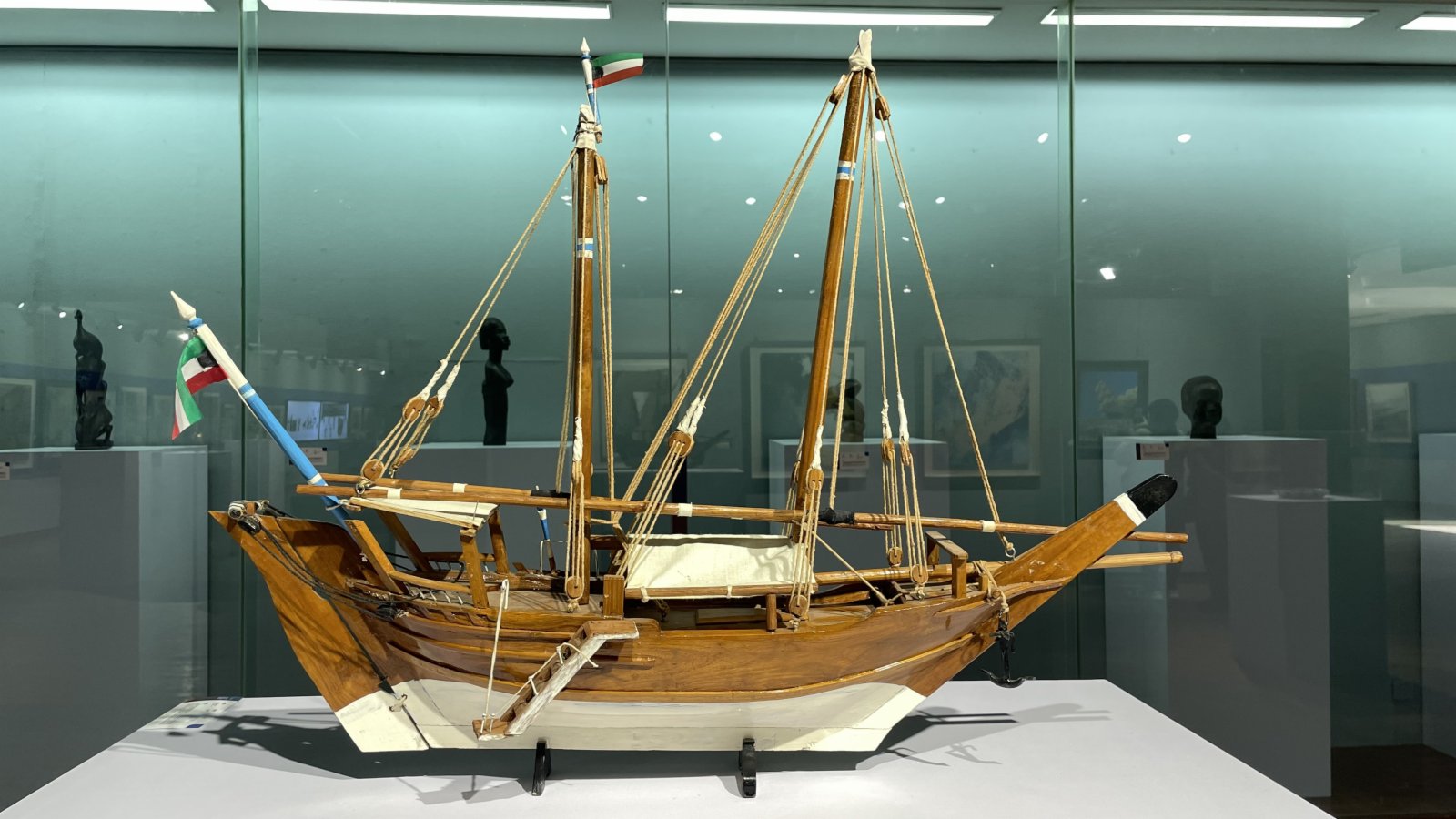 現場展出的科威特雙桅木帆船模型。(記者張仕珍攝)
