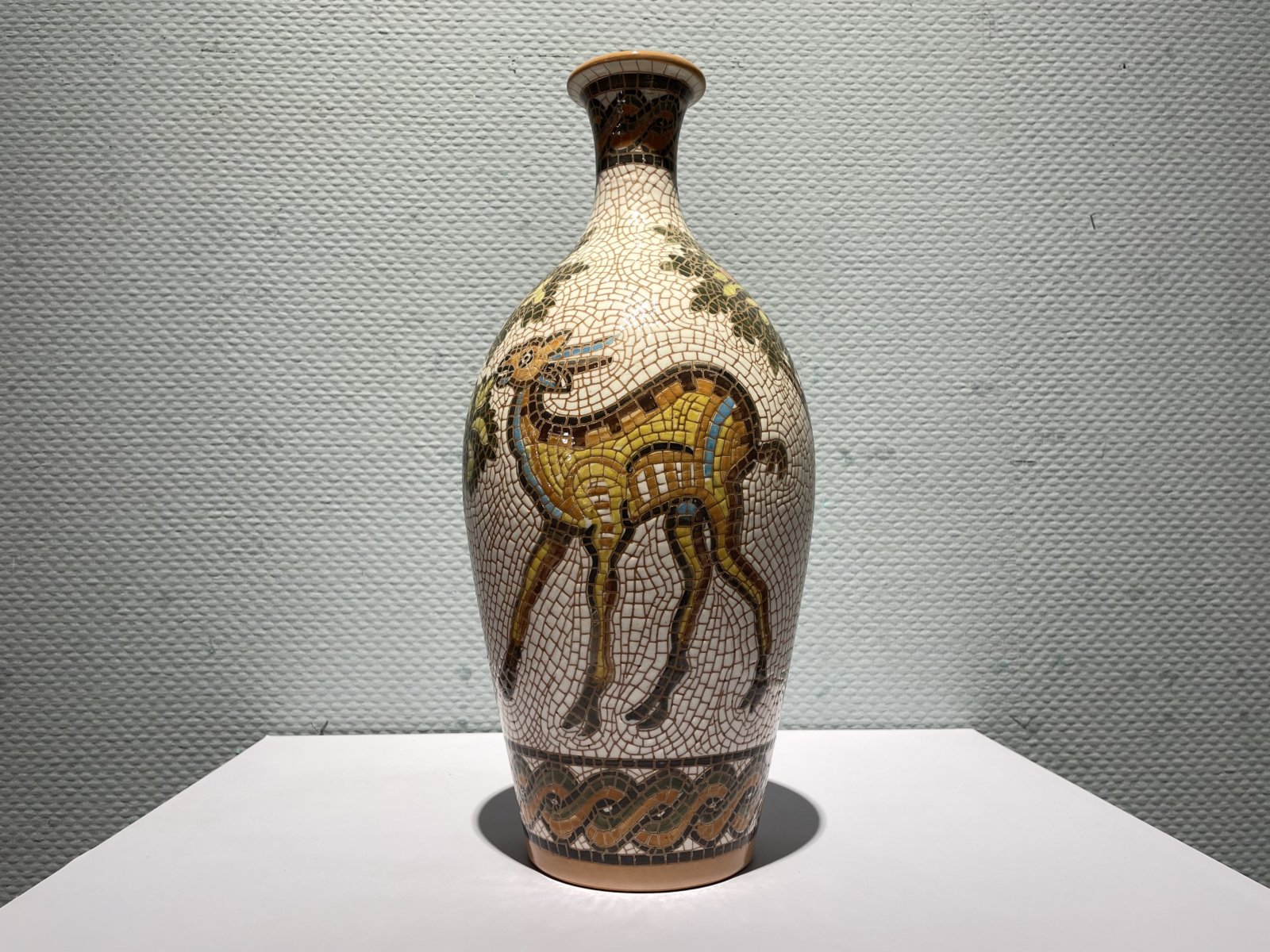 來自約旦的馬賽克鑲嵌花瓶。(記者張仕珍攝)