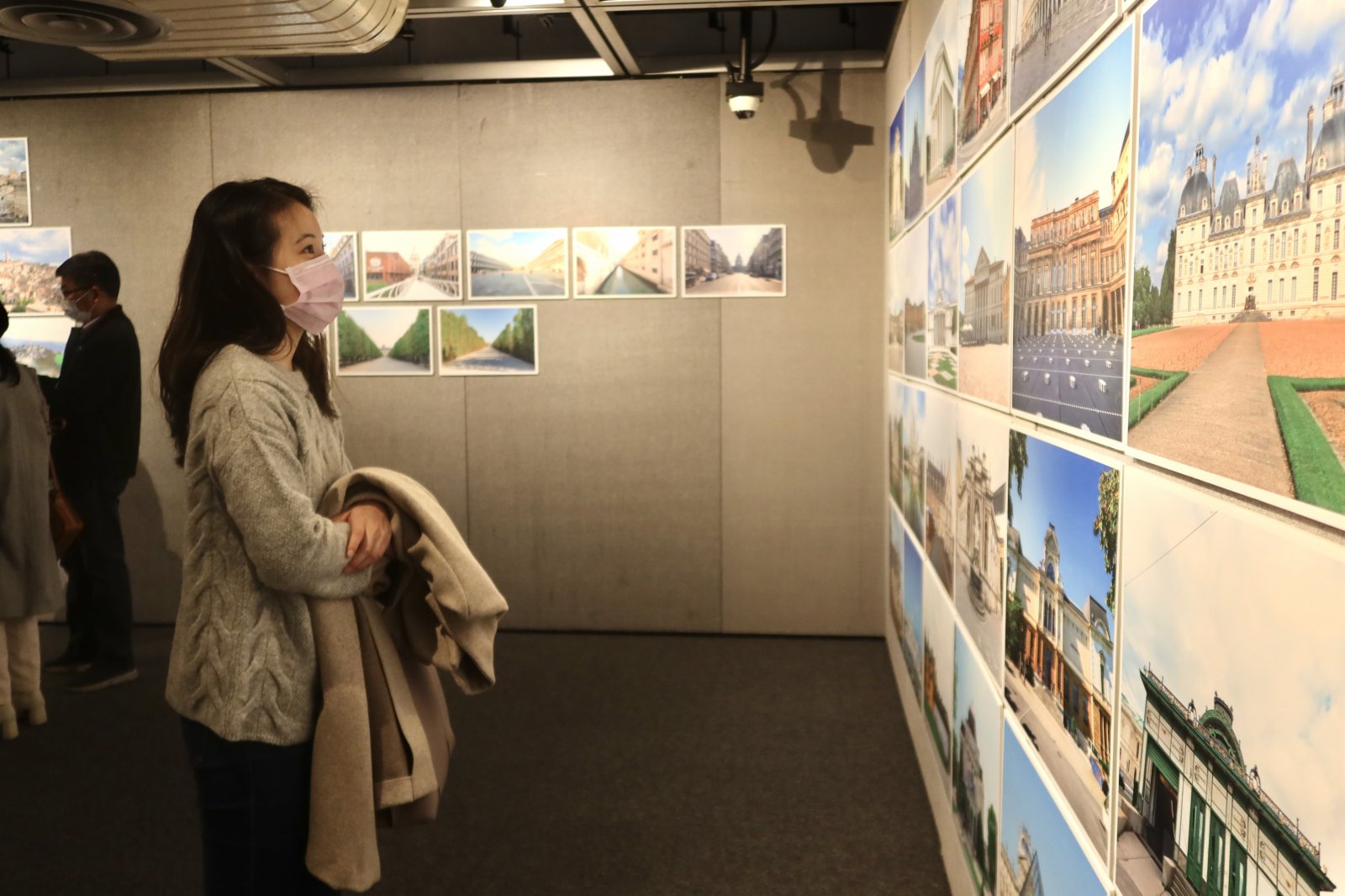 市民欣賞鄧予立攝影作品。(大公文匯全媒體記者楊新雨攝) 市民欣賞鄧予立攝影作品。(大公文匯全媒體記者楊新雨攝)