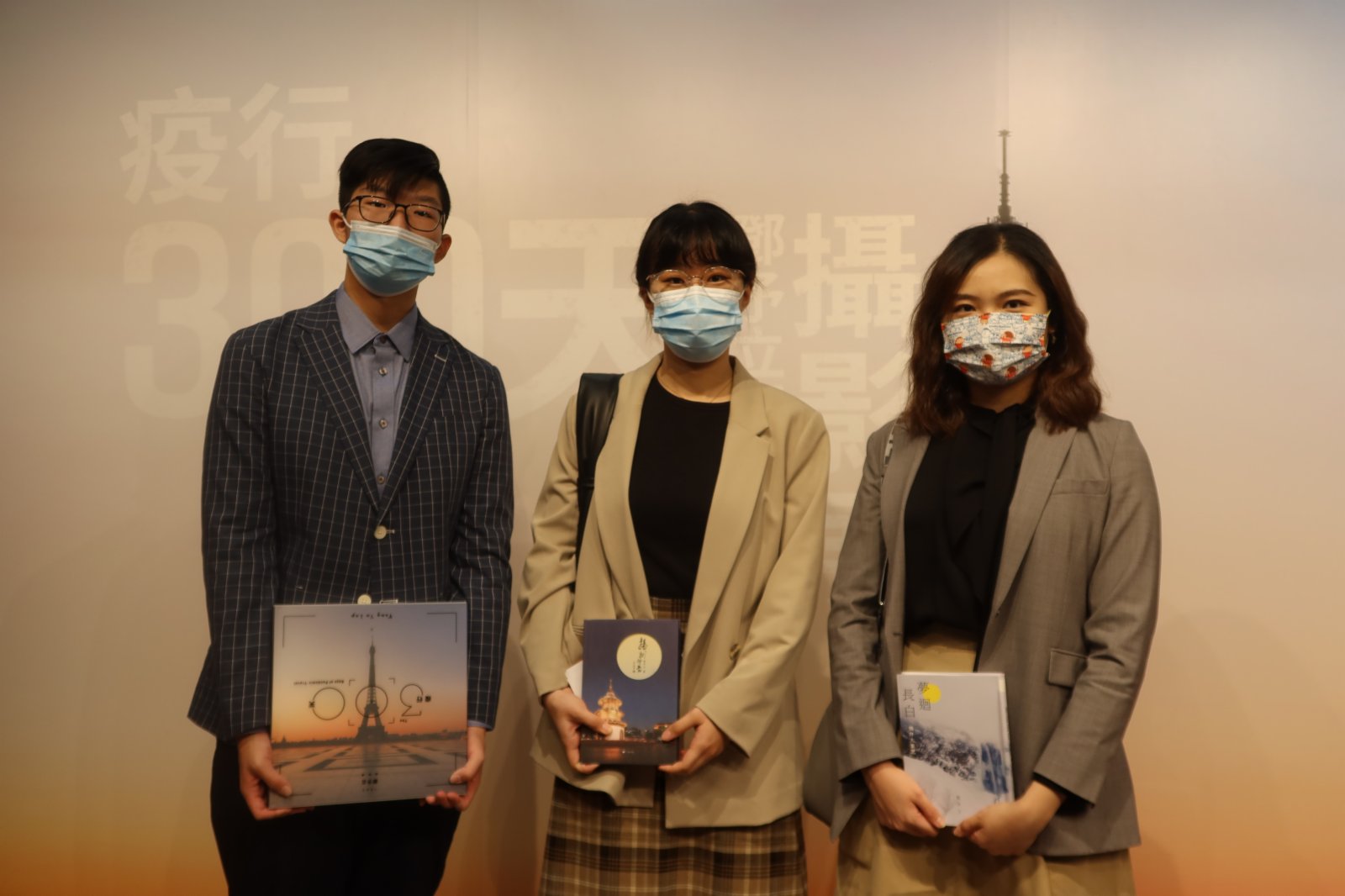 城大董正道(左)、Louis(中)與同學三人課餘時間來欣賞「疫行300天」攝影展。(大公文匯全媒體記者楊新雨攝) 城大董正道(左)、Louis(中)與同學三人課餘時間來欣賞「疫行300天」攝影展。(大公文匯全媒體記者楊新雨攝)