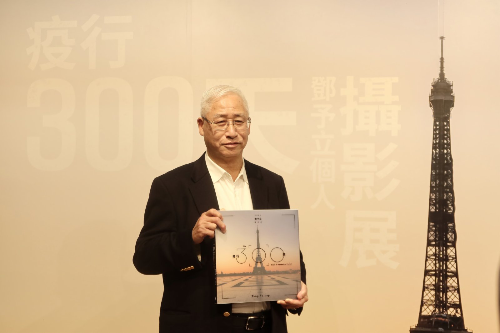 鄧予立於本月3至6日於香港文化中心舉辦「疫行300天」個人攝影展。(大公文匯全媒體記者楊新雨攝) 鄧予立於本月3至6日於香港文化中心舉辦「疫行300天」個人攝影展。(大公文匯全媒體記者楊新雨攝)
