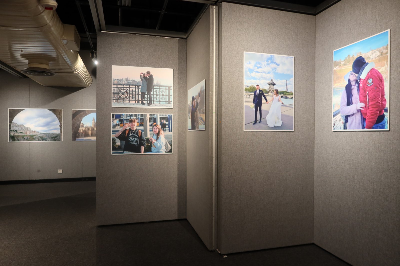 鄧予立多幅攝影作品,展現情侶之間真摯情感。(大公文匯全媒體記者楊新雨攝) 鄧予立多幅攝影作品,展現情侶之間真摯情感。(大公文匯全媒體記者楊新雨攝)
