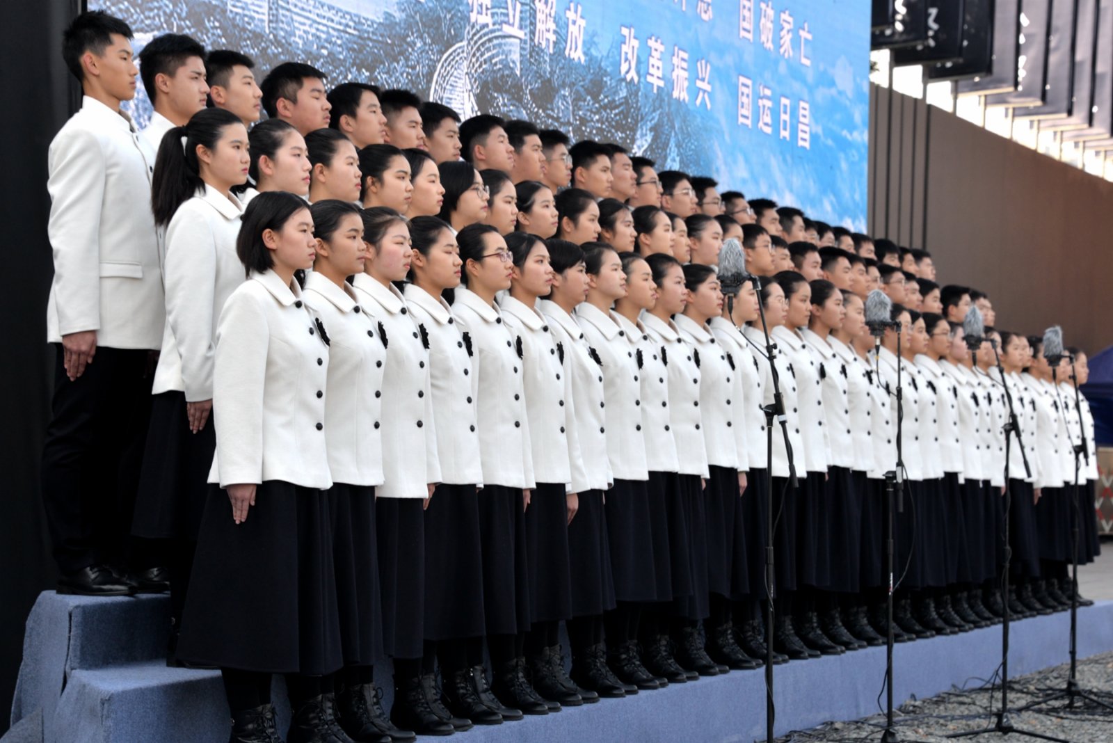 84名南京青少年代表宣讀《和平宣言》