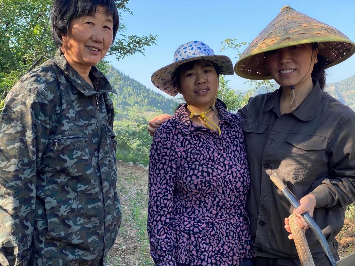 曹路勤（左）、熊米莎 （中）與曹巨雲在地頭合影（香港文匯網記者 顧大鵬 攝）