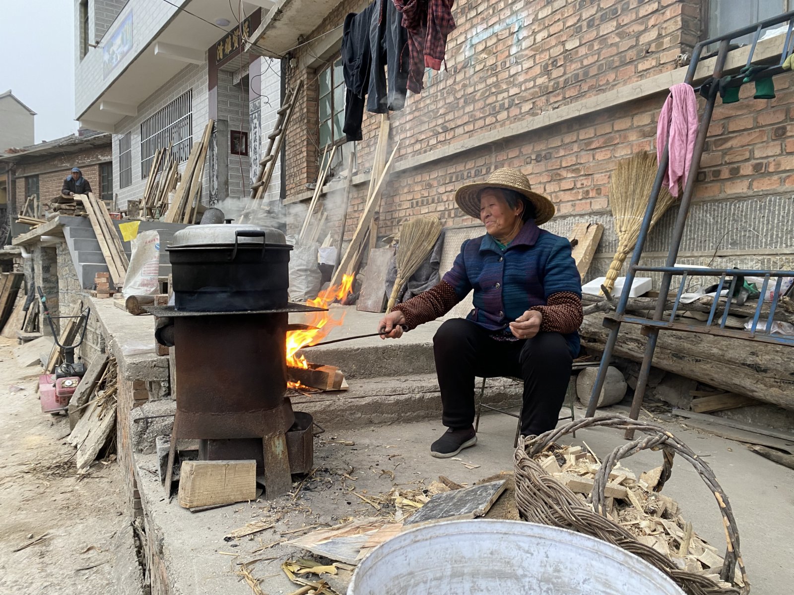 露天灶做飯有特別味道（記者顧大鵬攝）