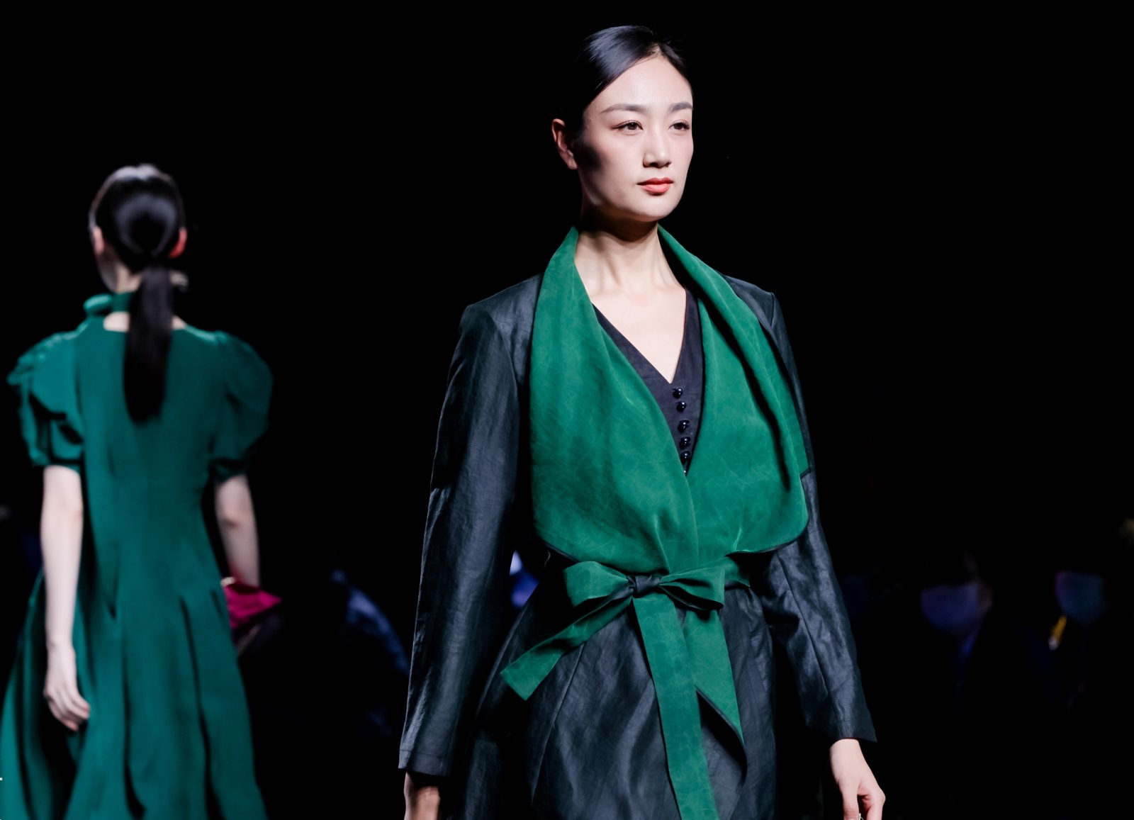 香雲紗是世界唯一的純植物染料與河泥染色的桑蠶絲綢織物。（受訪者供圖）