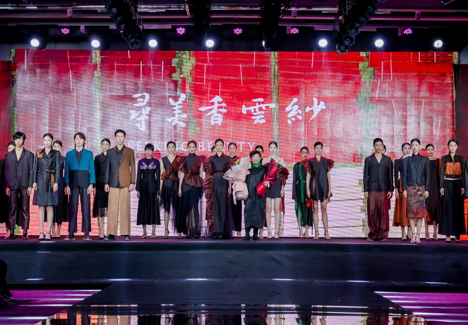 「名師中國-非遺服飾作品時尚秀場」亮相。（受訪者供圖）