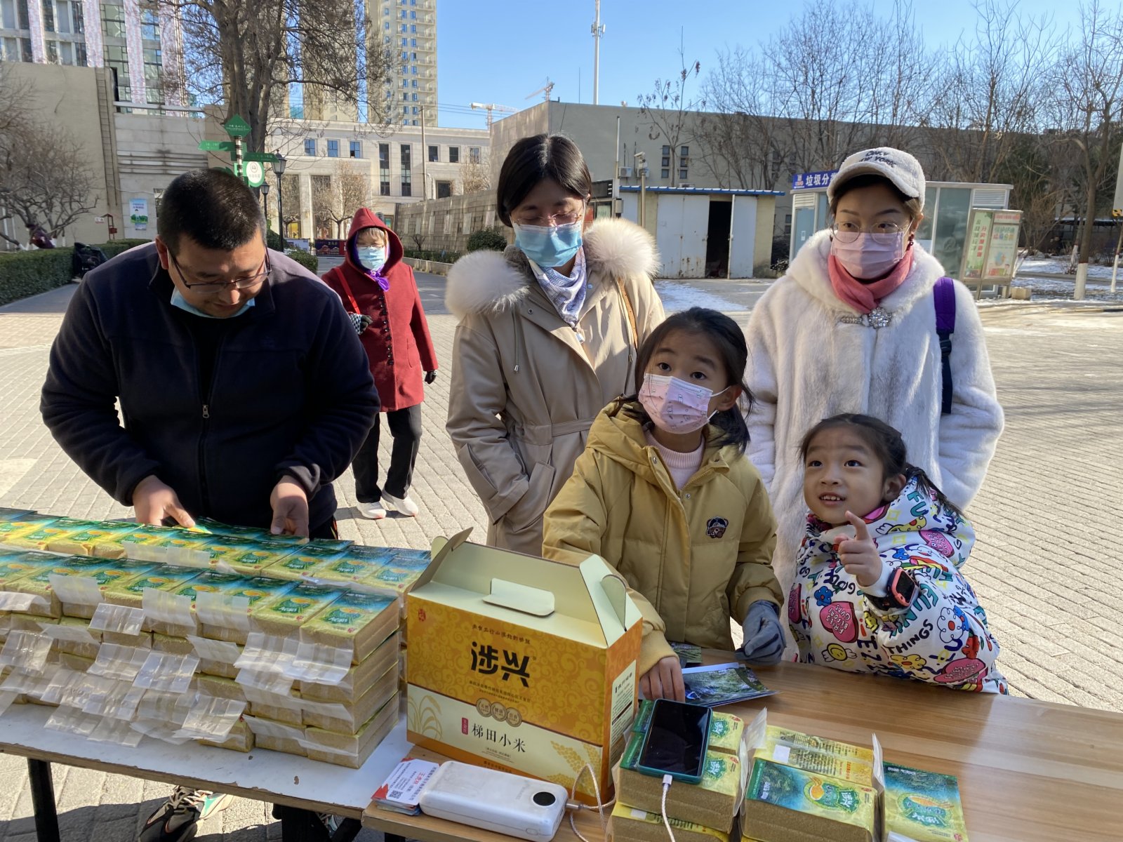 胖驢兒合作社的小米新年走進河北省會石家莊市社區(記者顧大鵬攝)