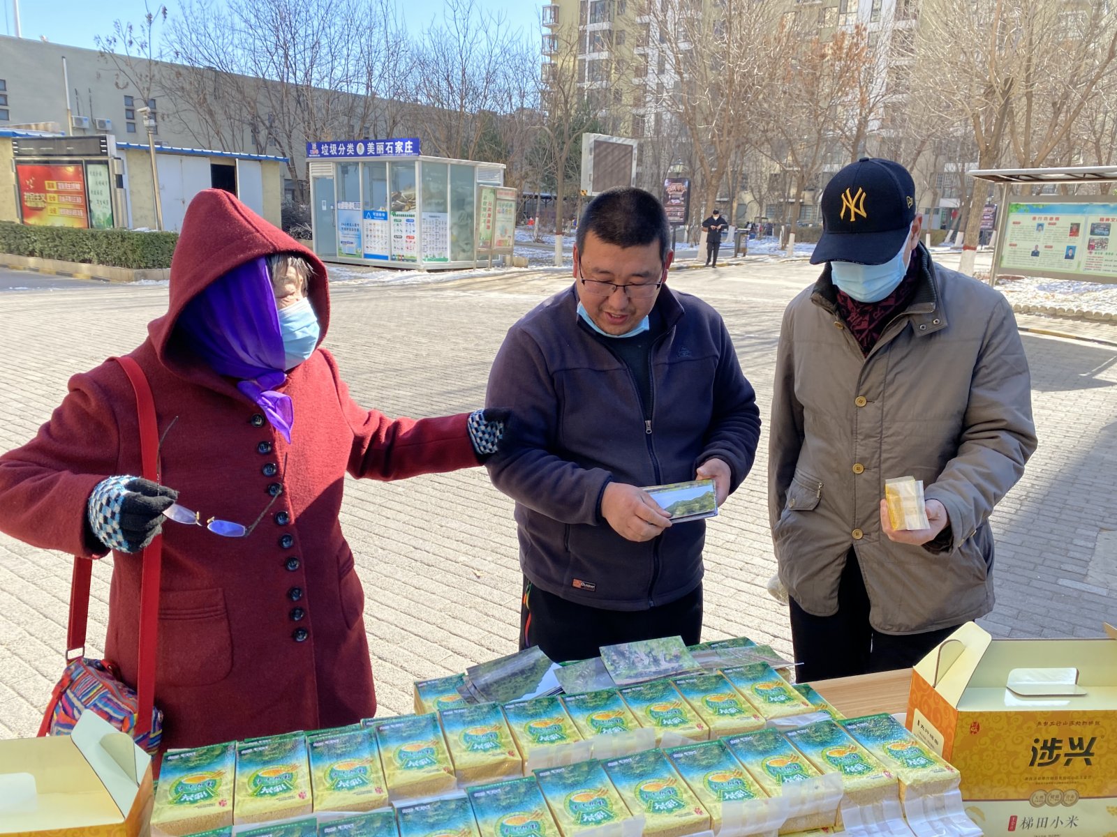 胖驢兒(中)建立了社區服務群，大叔大媽昨天嘗嘗今天又來買(記者顧大鵬攝)
