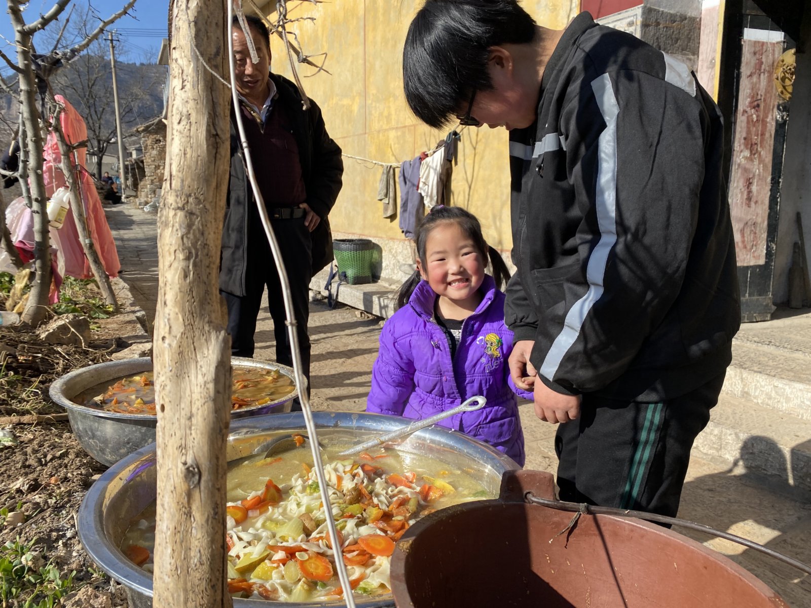 胖驢兒要進城賣小米，妻子和女兒來送行(記者顧大鵬攝)