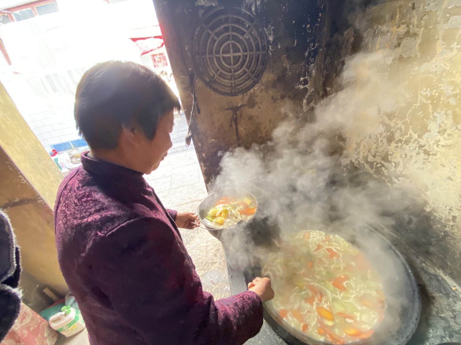 胖驢兒的媽媽給毛驢做麵條，犒勞自家的毛驢(記者顧大鵬攝)