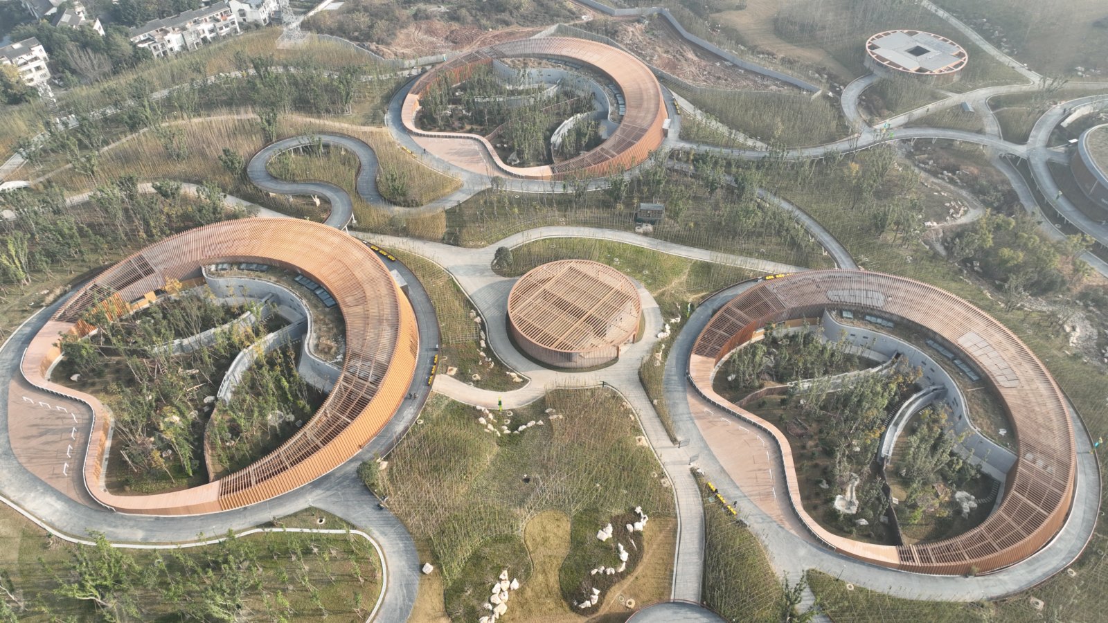 此次對公眾開放的「無限山丘」「冒險溪谷」兩個片區，包括11個大熊貓參觀場館以及多個科普場館。(受訪者供圖)