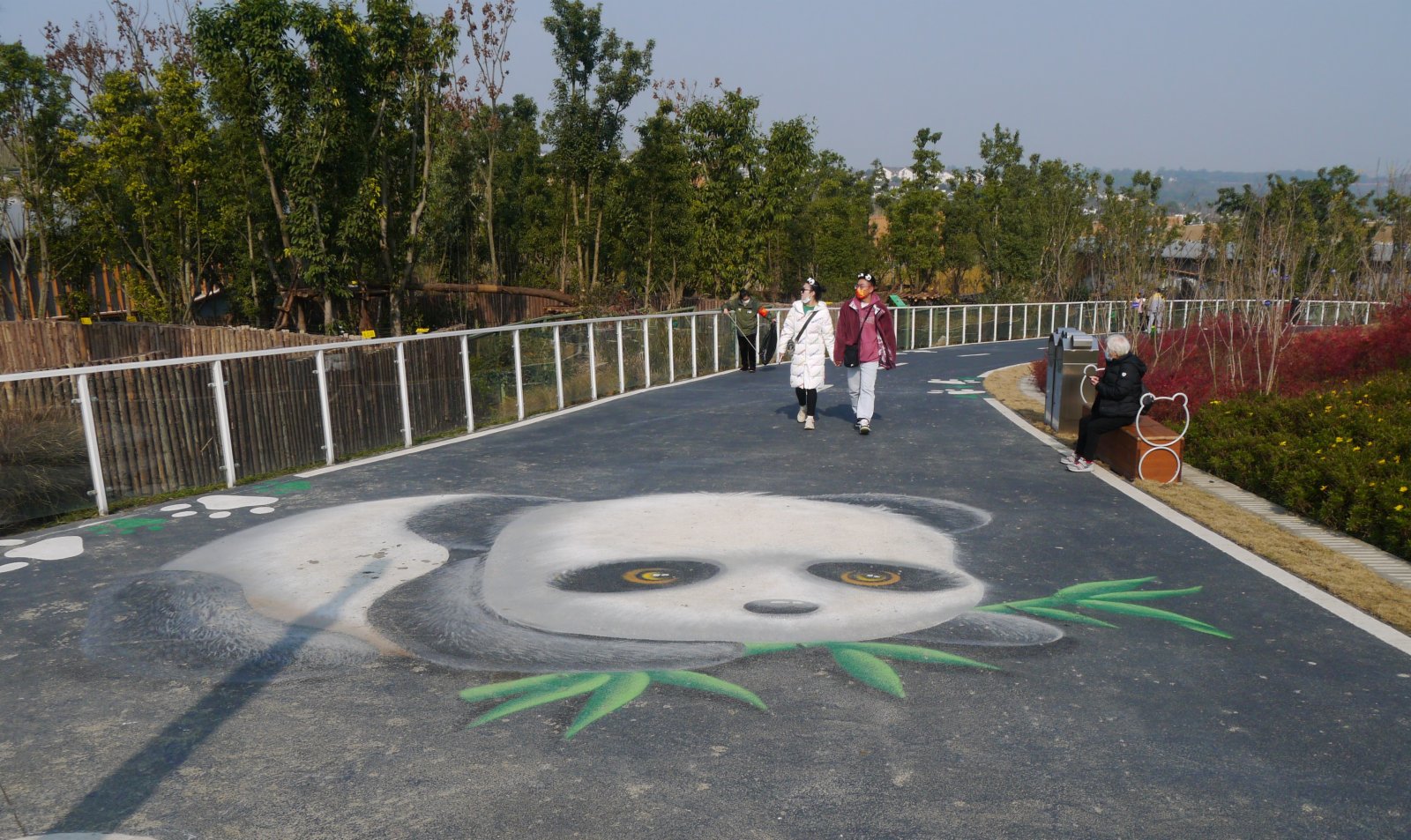 園區隨處可見熊貓元素。(向芸攝)