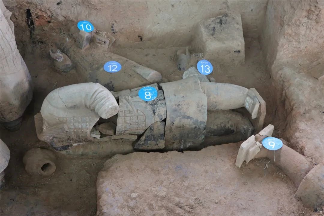兵馬俑一號坑新發掘出土的陶俑。(秦始皇帝陵博物院供圖) 兵馬俑一號坑新發掘出土的陶俑。(秦始皇帝陵博物院供圖)