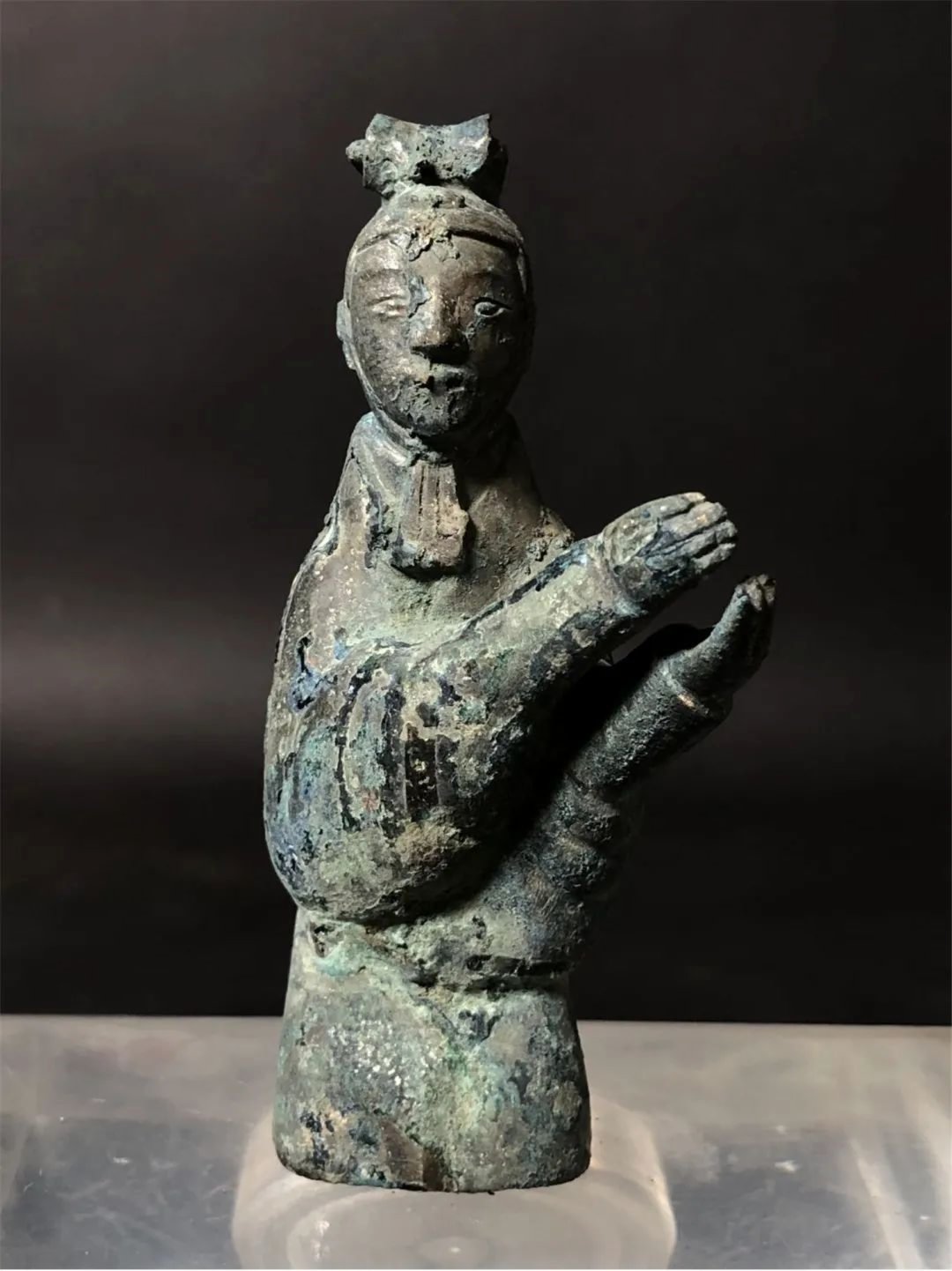 秦始皇帝陵西側1號墓葬出土的小型銅俑。(秦始皇帝陵博物院供圖) 秦始皇帝陵西側1號墓葬出土的小型銅俑。(秦始皇帝陵博物院供圖)