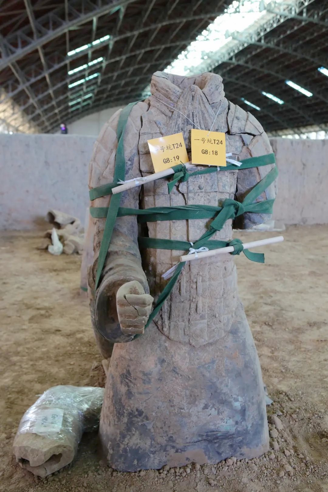 兵馬俑一號坑出土的新陶俑現場進行拚接。(秦始皇帝陵博物院供圖) 兵馬俑一號坑出土的新陶俑現場進行拚接。(秦始皇帝陵博物院供圖)