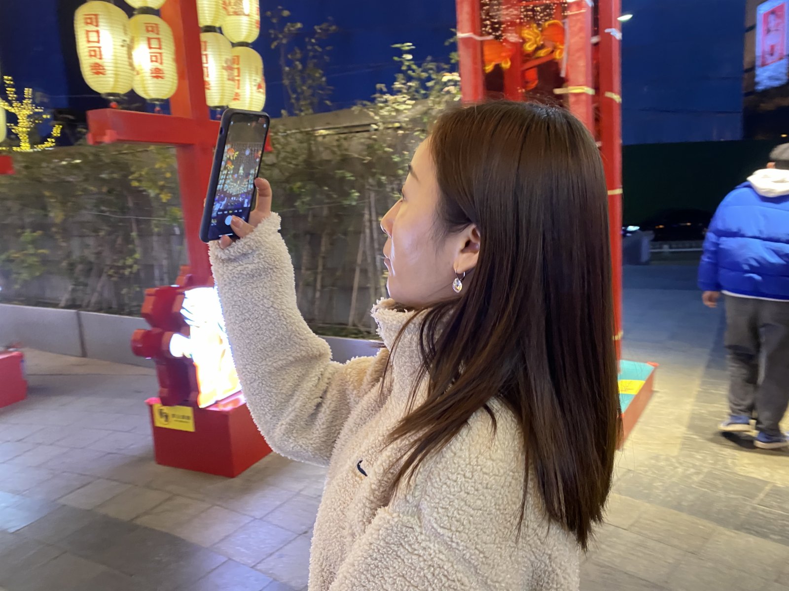 河北省石家莊市莊里街，繁花似錦。這條美食街因爲疫情，曾經一度淒冷低沉。虎年臨近，商家精心準備，喬裝迎新春（記者顧大鵬攝）