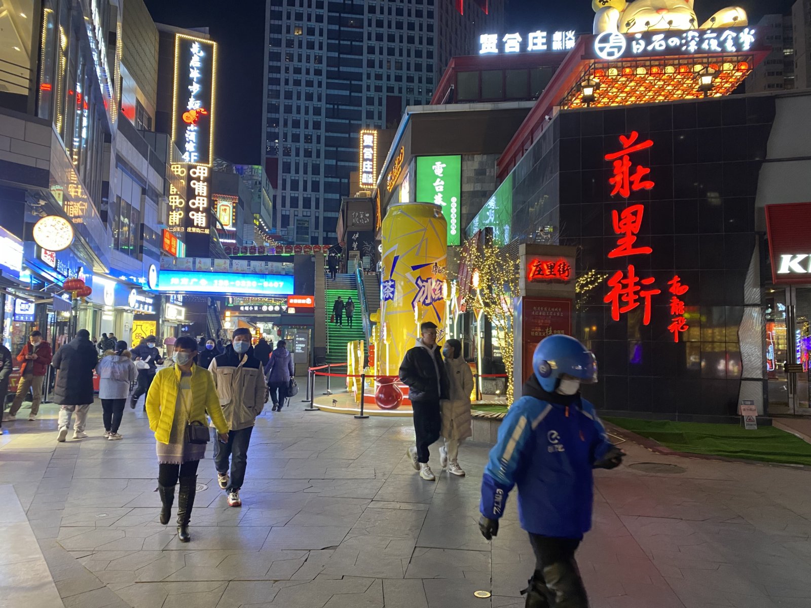 河北省石家莊市莊里街，繁花似錦。這條美食街因爲疫情，曾經一度淒冷低沉。虎年臨近，商家精心準備，喬裝迎新春（記者顧大鵬攝）