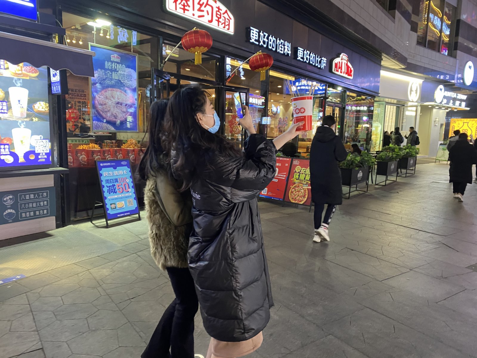 河北省石家莊市莊里街，繁花似錦。這條美食街因爲疫情，曾經一度淒冷低沉。虎年臨近，商家精心準備，喬裝迎新春（記者顧大鵬攝）