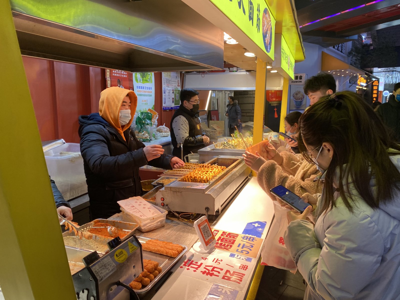 河北省石家莊市莊里街，繁花似錦。這條美食街因爲疫情，曾經一度淒冷低沉。虎年臨近，商家精心準備，喬裝迎新春（記者顧大鵬攝）