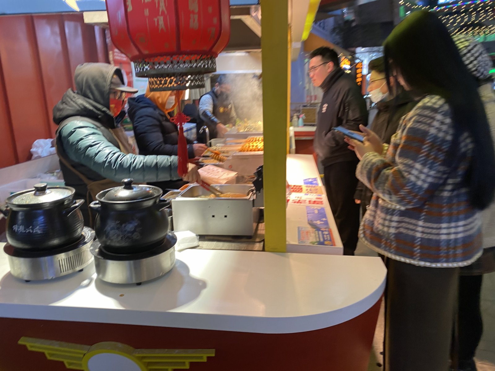 河北省石家莊市莊里街，繁花似錦。這條美食街因爲疫情，曾經一度淒冷低沉。虎年臨近，商家精心準備，喬裝迎新春（記者顧大鵬攝）