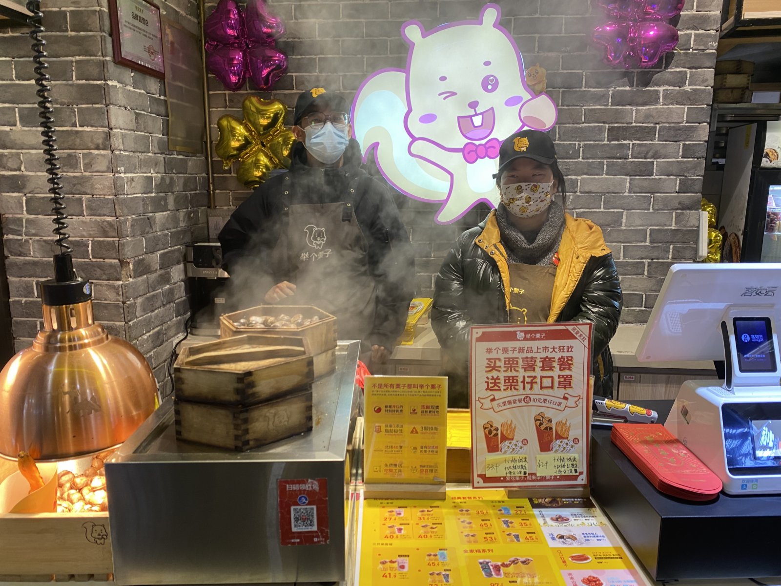 河北省石家莊市莊里街，繁花似錦。這條美食街因爲疫情，曾經一度淒冷低沉。虎年臨近，商家精心準備，喬裝迎新春（記者顧大鵬攝）