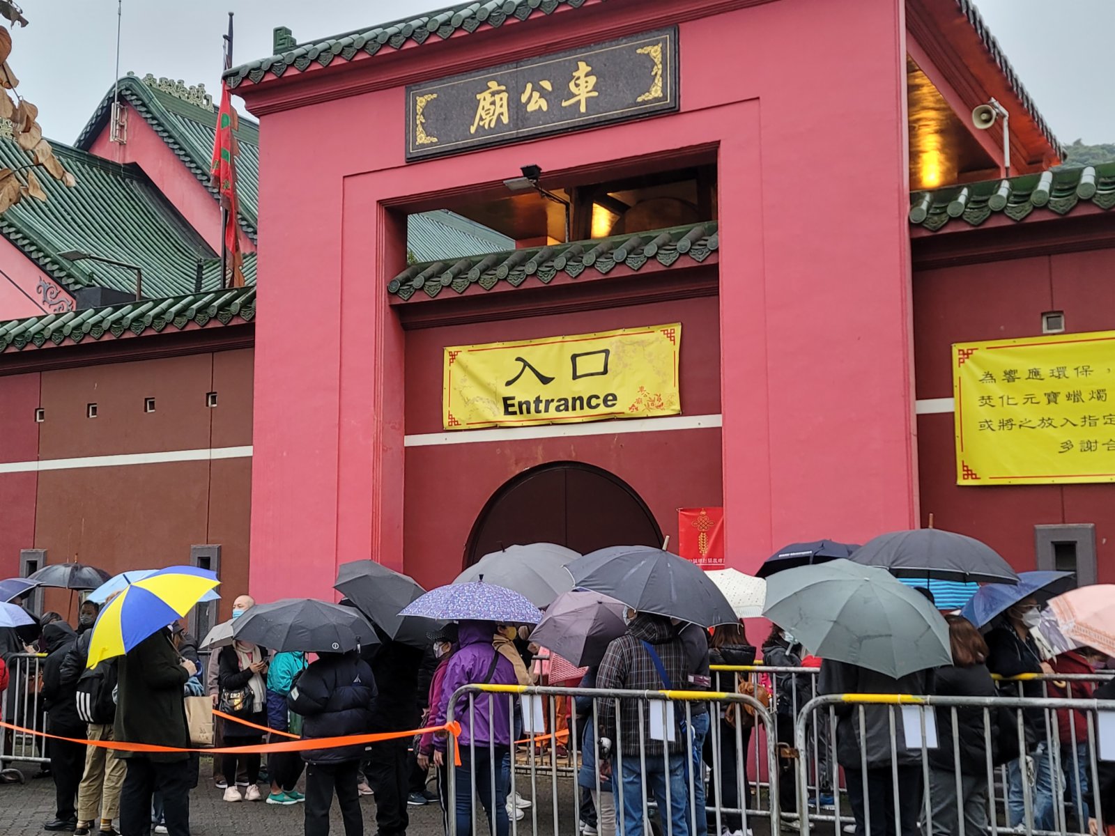 大年初二車公誕，有市民冒寒風細雨提早到田大圍的車公廟拜車公，祈求新一年平安好運。（大公文匯全媒體記者楊新雨攝）