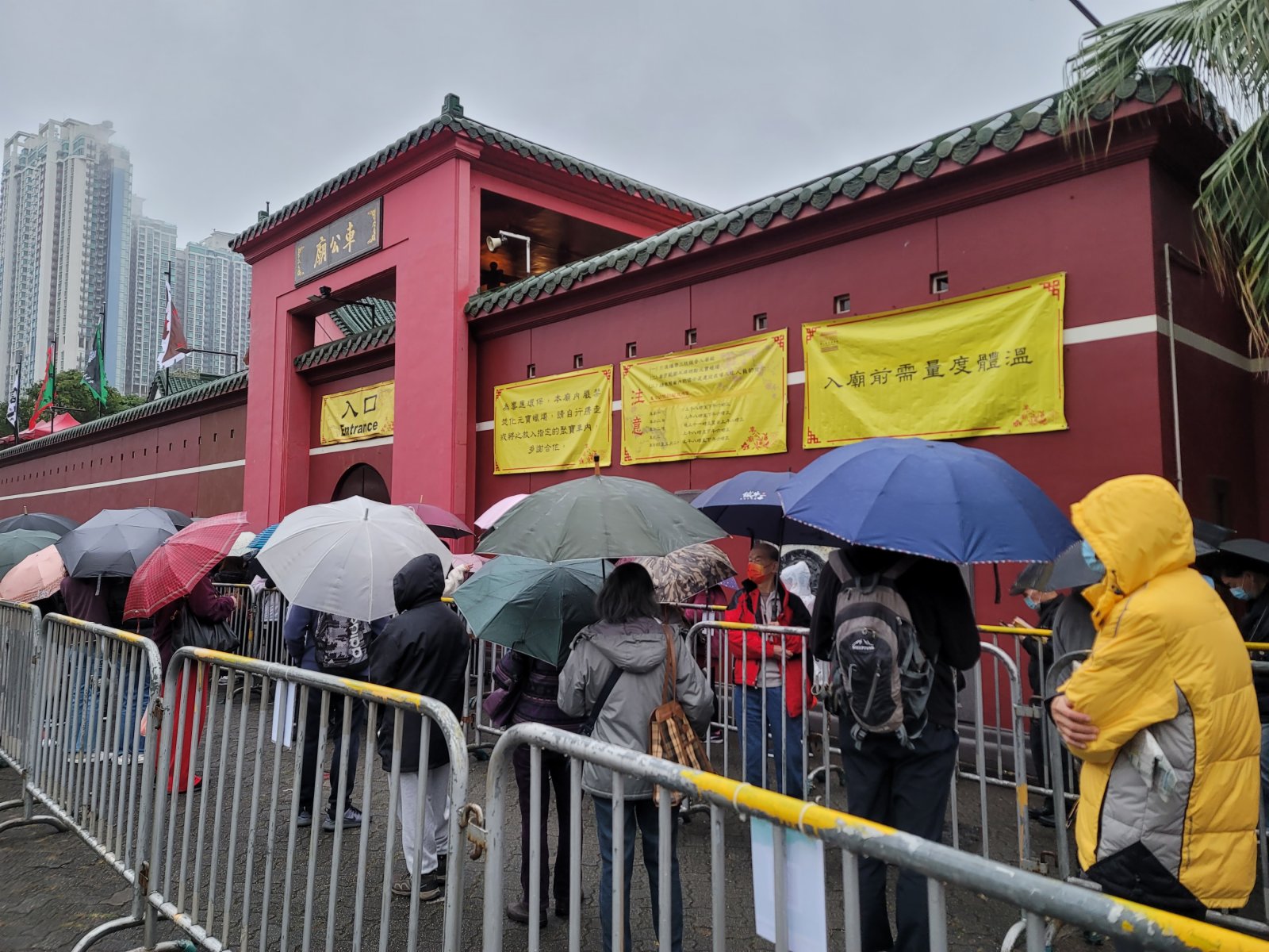 大年初二車公誕，有市民冒寒風細雨提早到田大圍的車公廟拜車公，祈求新一年平安好運。（大公文匯全媒體記者楊新雨攝）