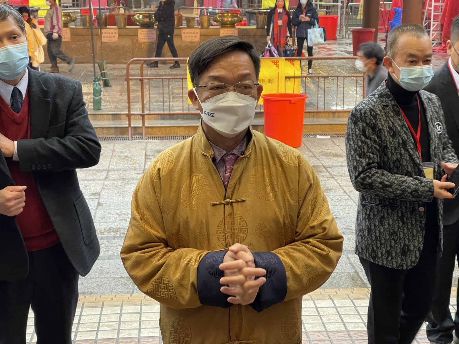 大年初二車公誕，有市民冒寒風細雨提早到田大圍的車公廟拜車公，祈求新一年平安好運。（大公文匯全媒體記者楊新雨攝）