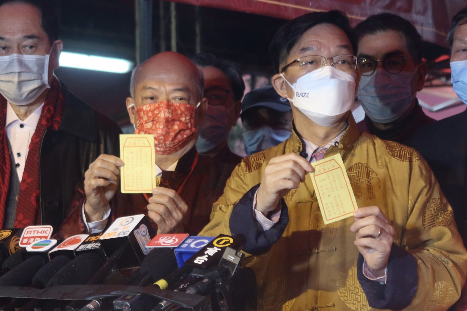 大年初二車公誕，有市民冒寒風細雨提早到田大圍的車公廟拜車公，祈求新一年平安好運。（大公文匯全媒體記者楊新雨攝）