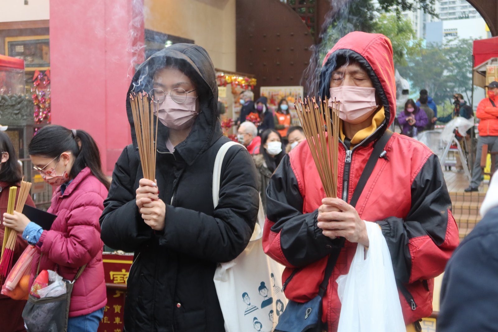大年初二車公誕，有市民冒寒風細雨提早到田大圍的車公廟拜車公，祈求新一年平安好運。（大公文匯全媒體記者楊新雨攝）