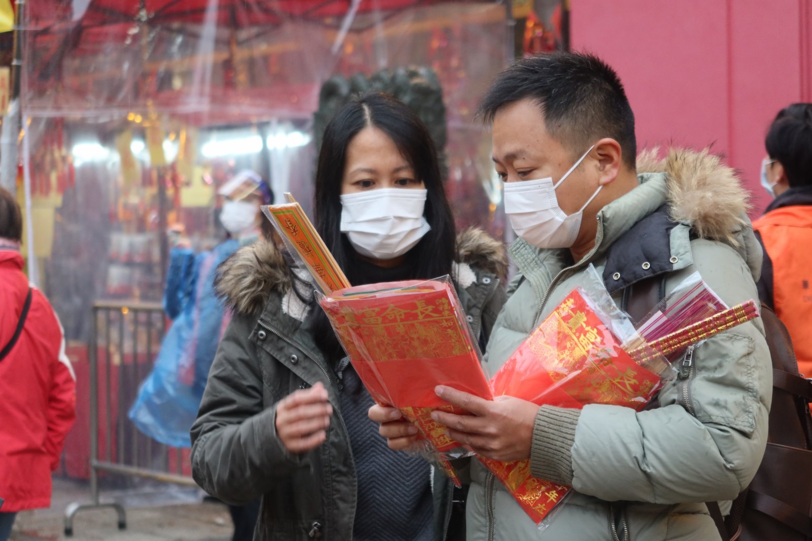 大年初二車公誕，有市民冒寒風細雨提早到田大圍的車公廟拜車公，祈求新一年平安好運。（大公文匯全媒體記者楊新雨攝）